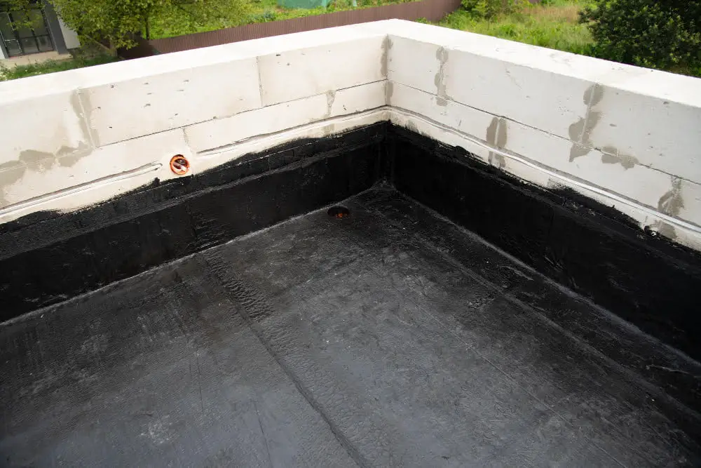 Concrete Parapet With a Minimalist Touch